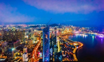 青岛华灯初上的城与海