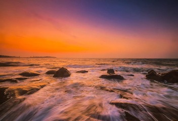 青岛朝霞中的浪与礁
