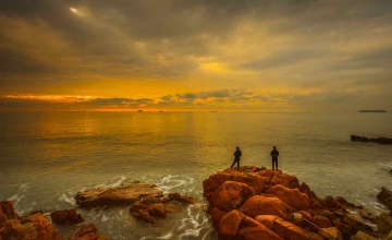 青岛清晨的垂钓人