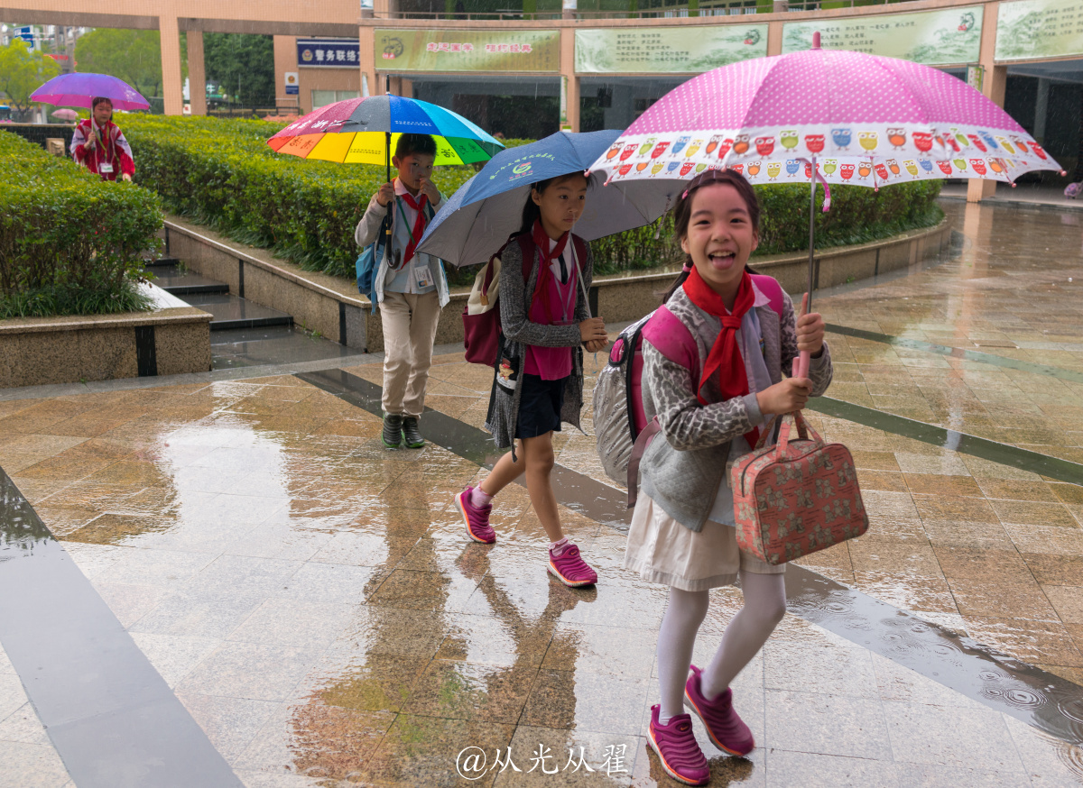 雨天上学的孩子