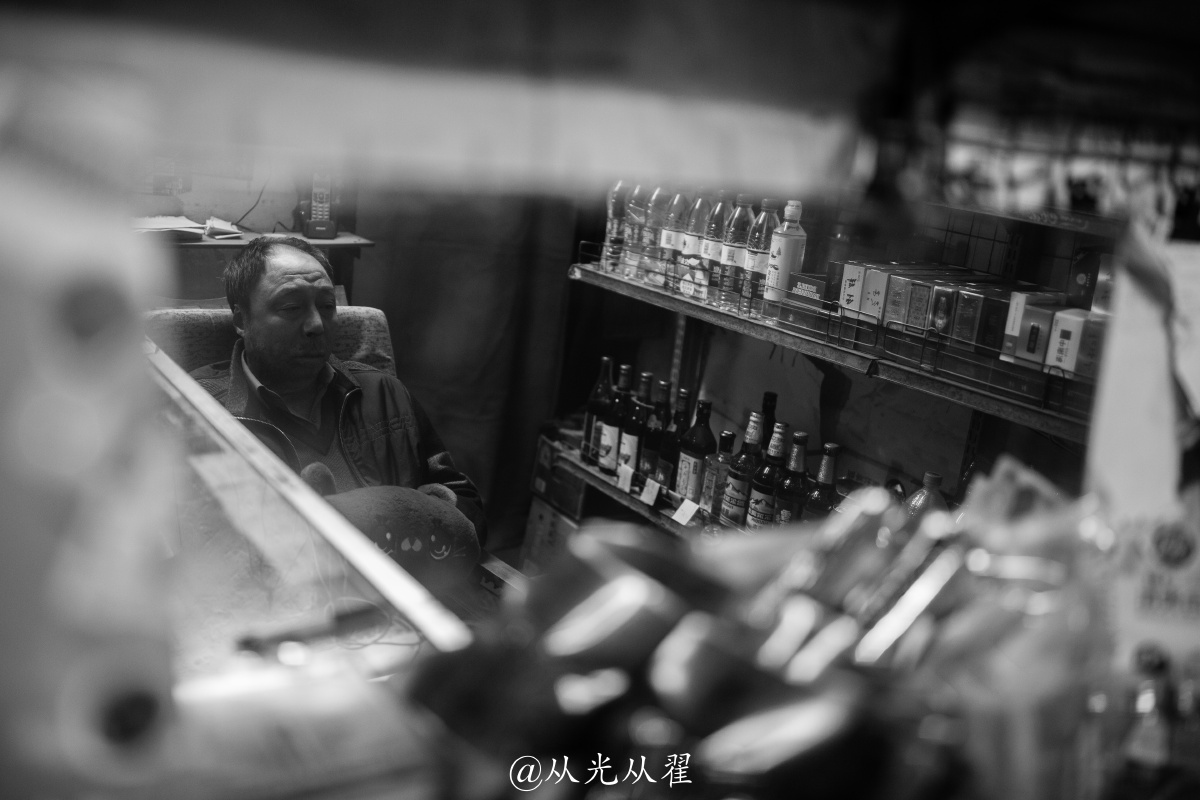 深夜,一家杂货铺里的老爹