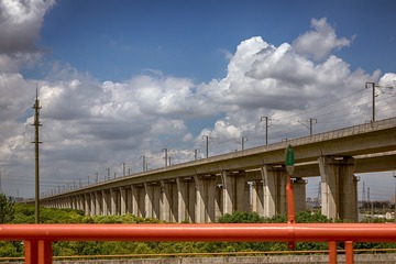 568593