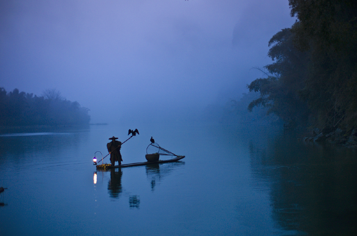 晨雾小舟水面飘 更显漓江风光美