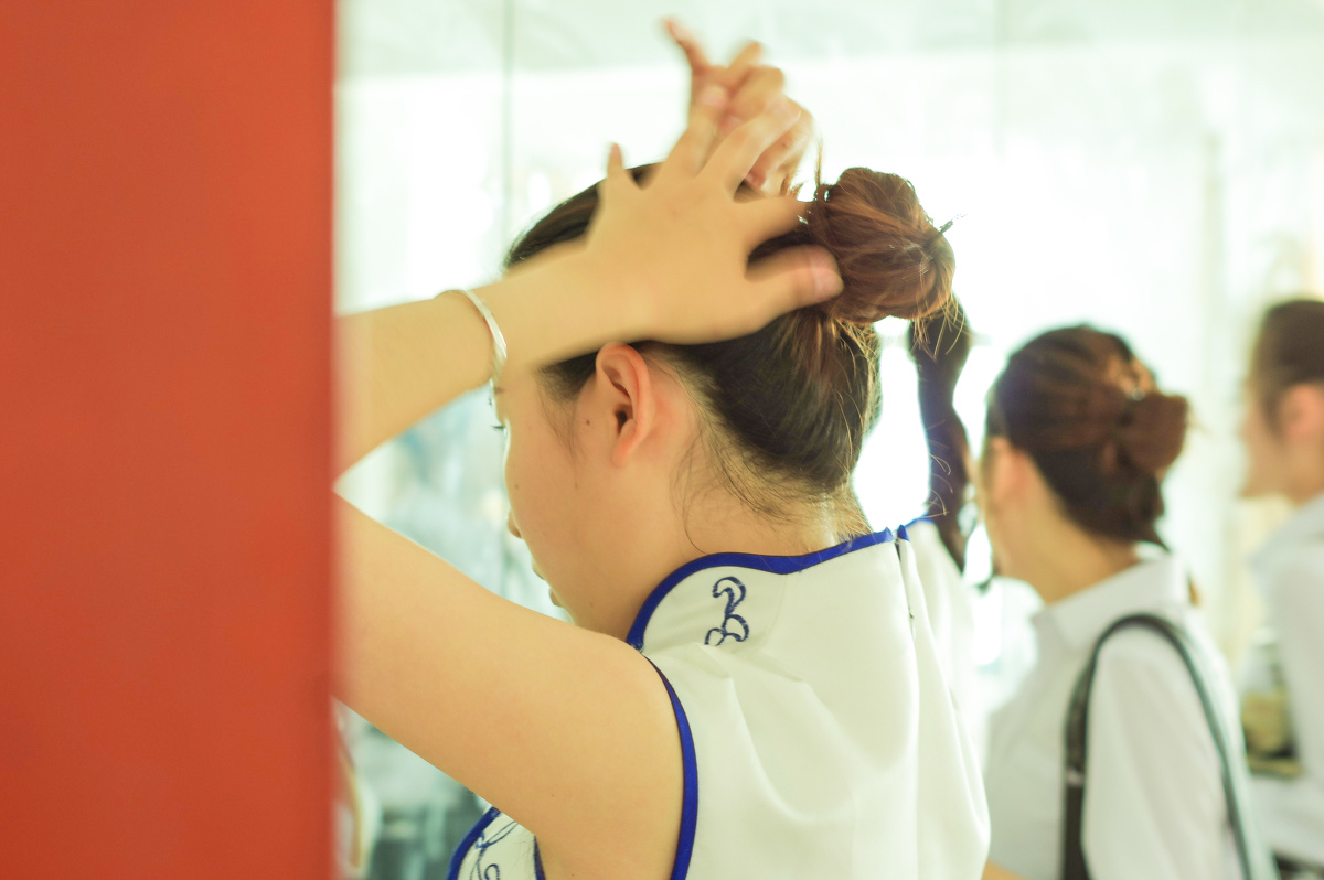 礼仪队女孩扎头发.