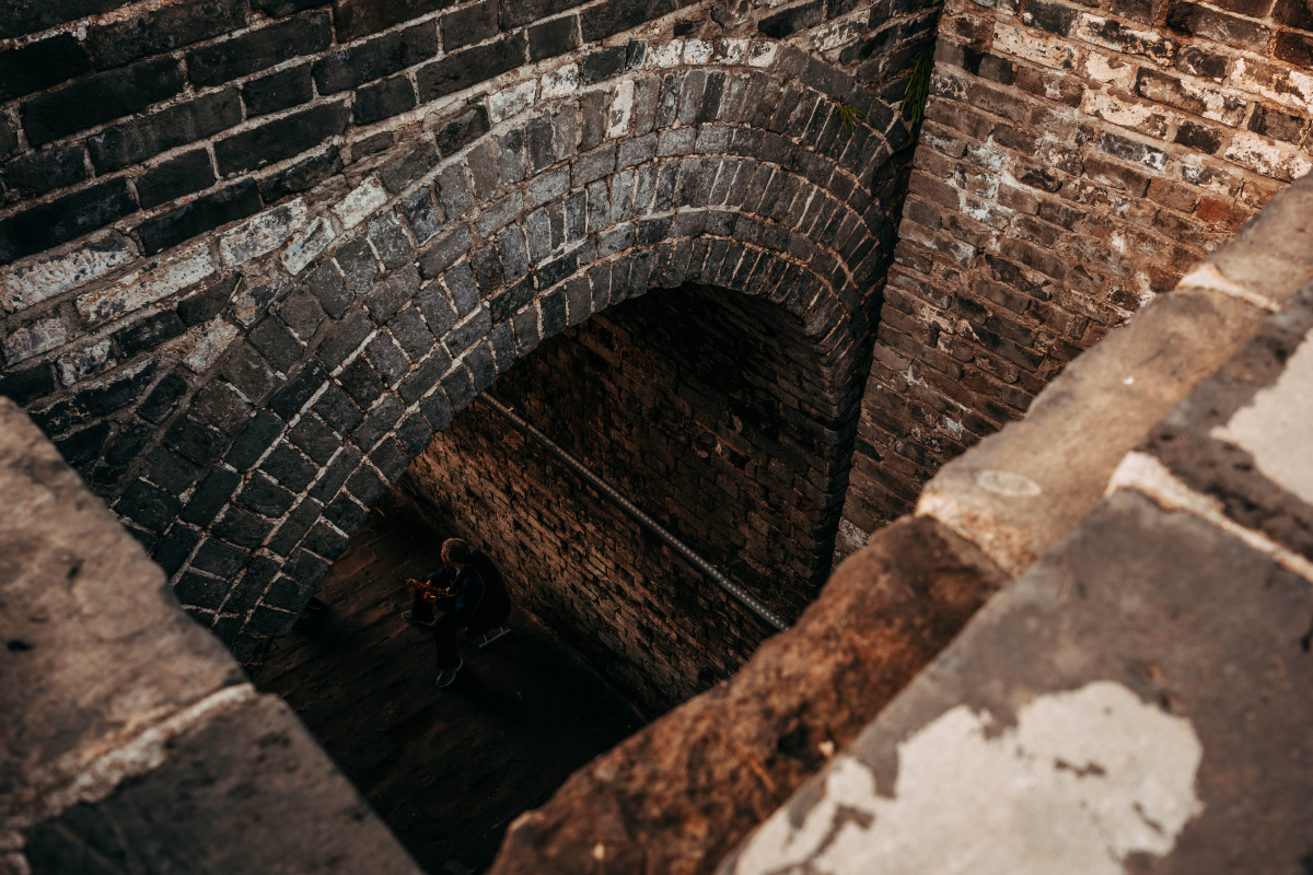 城墙底下每天都有许多老爷爷吹拉弹唱自在逍遥安逸舒适