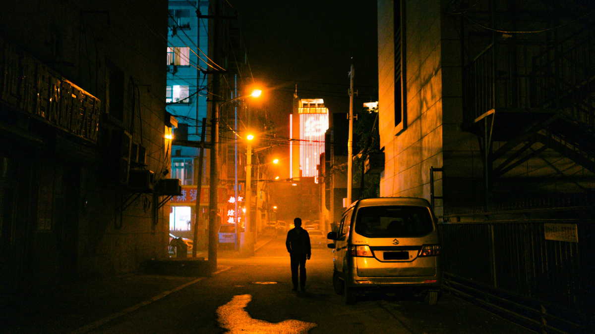 黑夜中的城市一角