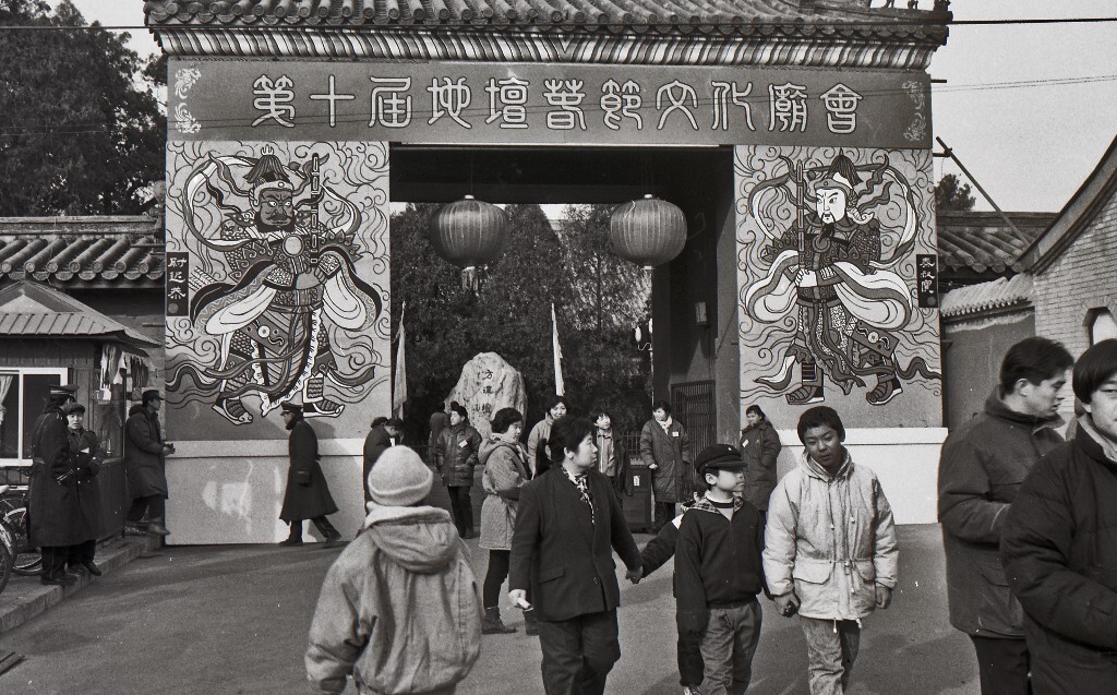 祭地锣鼓，京腔叫卖，大地回春，。大年三十起，春节的地坛仿佛是一幅动人的民俗画卷，铺展在古坛庙的红墙碧瓦之间；春节的地坛仿佛是一坛陈年老酒，醇厚浓烈荡气回肠；春节的地坛更象是地地道道的文化盛宴，让人百尝不厌百看不烦。