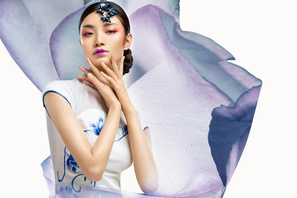 妆面以酒晕妆,桃花妆,飞霞妆为灵感,以大面积暖色铺就眼部色彩,点唇的