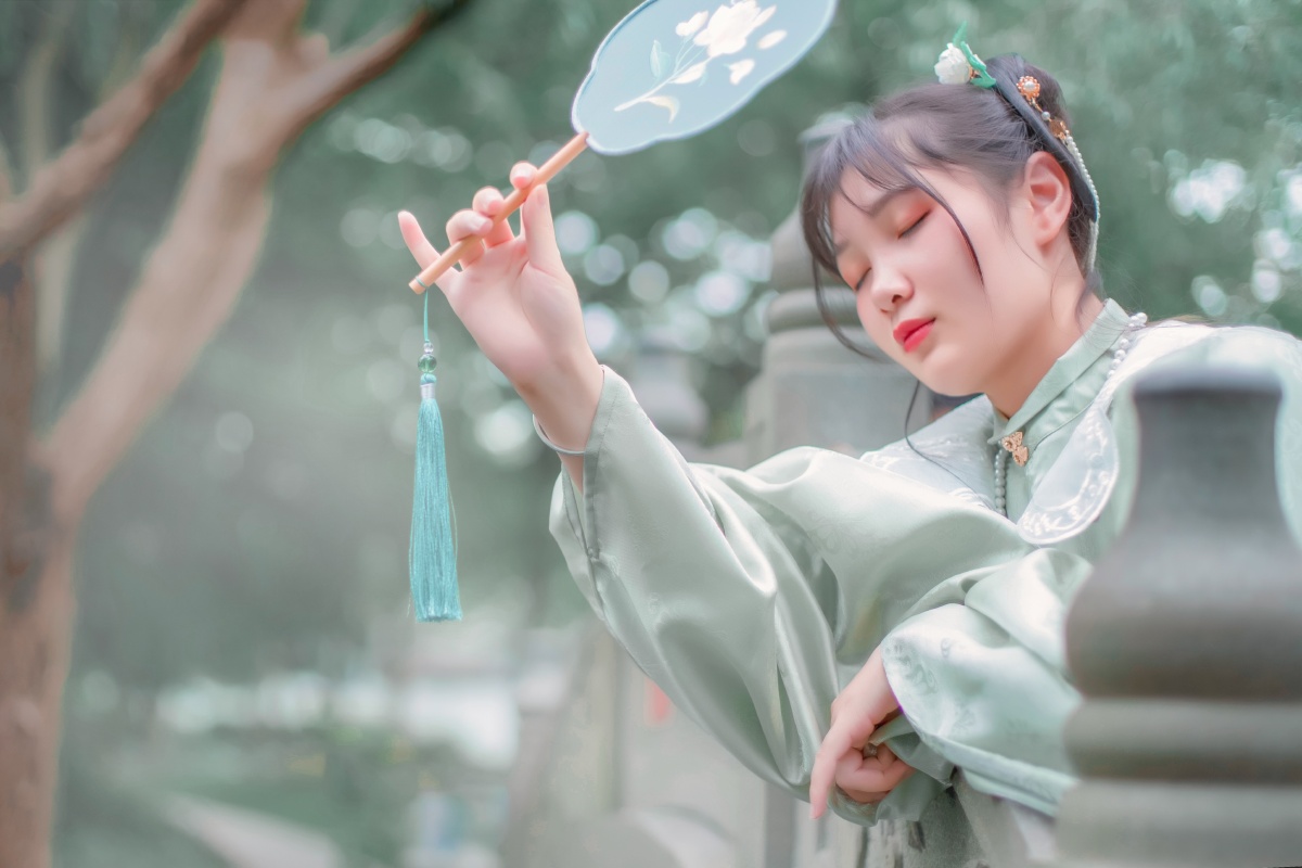 娉娉袅袅十三余豆蔻梢头二月初出镜小啊捷眼袋仙导演摄影后期一枚爱