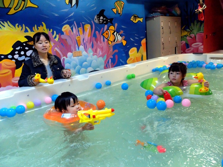 四川南充 在母婴名品汇游泳的孩子们。