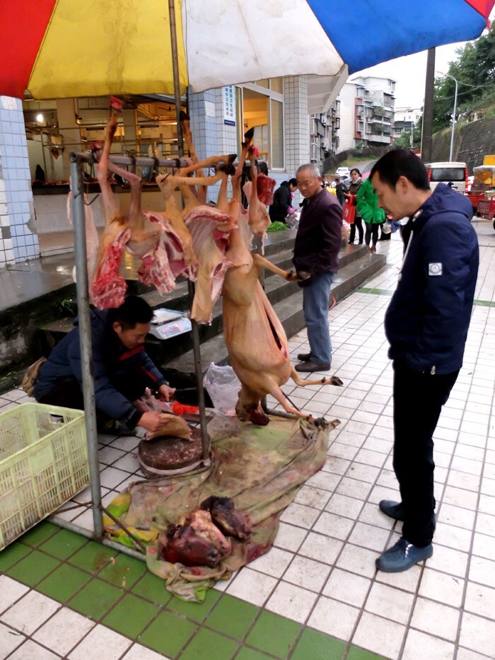 四川南充 街头卖羊肉的小贩。