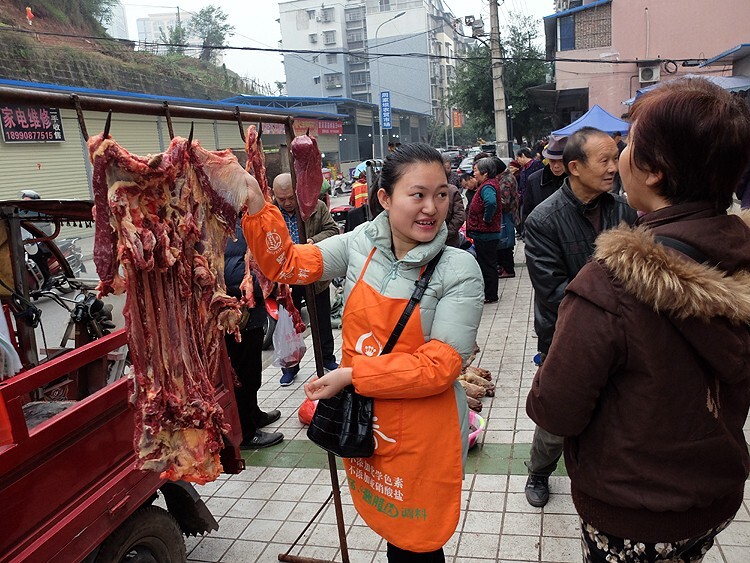 四川南充 自由市场的牛肉一斤31元。