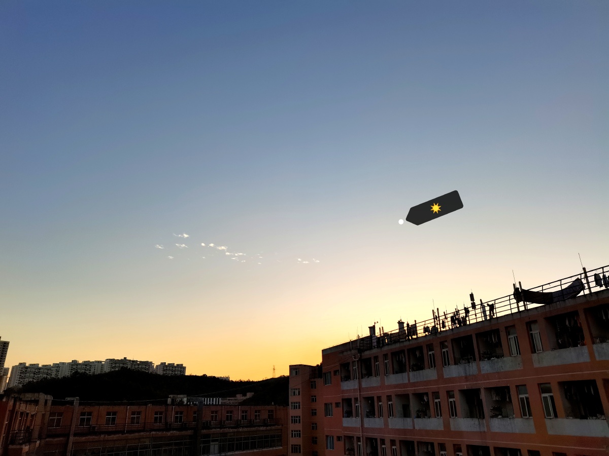 喜欢学校寝室天台的风景,不管是操场还是山 都是存在风的地方