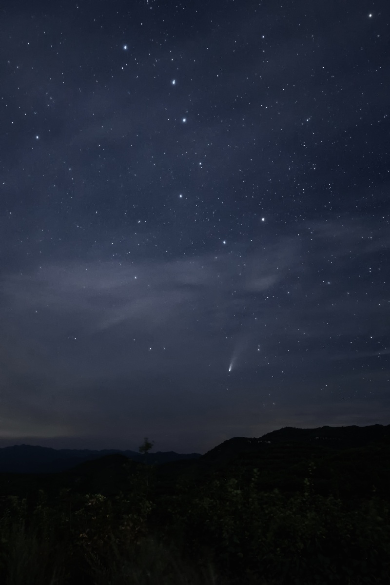 拍摄于7月20日彗星与北斗七星同框