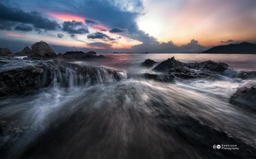 红云西去，海里飞丝