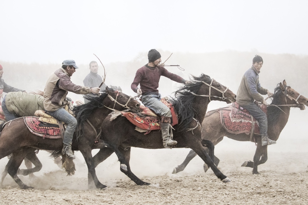 帕米尔高原的叼羊比赛第二张是冠军他的奖品是一台电动摩托车