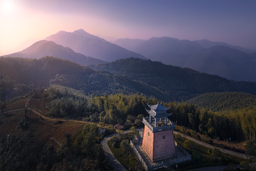 萧山最美丽的山，寺坞岭！它在杭州南，萧山和富阳的交界处，海拔有528米。这天雾蒙蒙的，车沿着陡而弯曲的山路盘旋而上，就像在云雾里穿行，我开的心也慌慌的！当到达山顶时，看着眼皮底下的云海，豪无遮挡的太阳，若隐若现的梯田，又幸庆自己没有放弃！