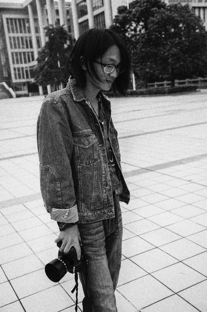 “在我五年之前想过的生活<br />
也是我现在想要的<br />
我一直没变<br />
可是我还没有勇气迈出第一步”<br />
