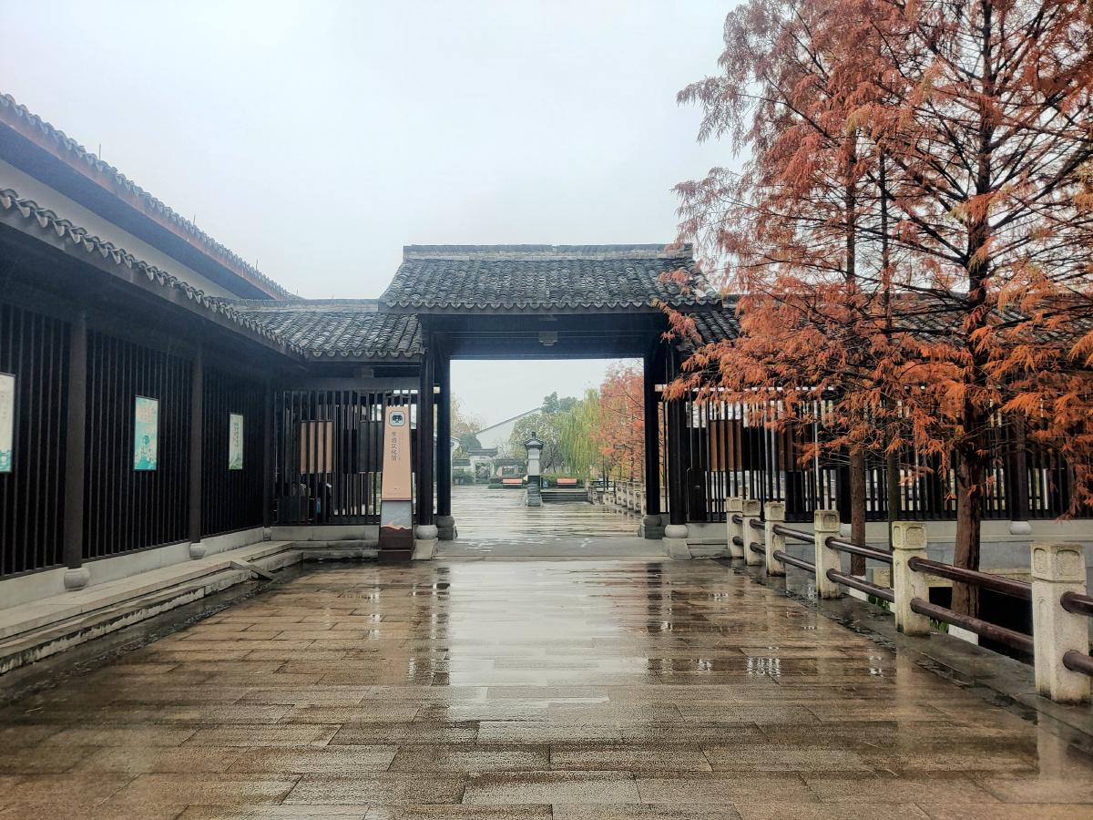 杭州市丁兰街道皋亭山千桃园景区隐约有江南园林的婉约和唯美