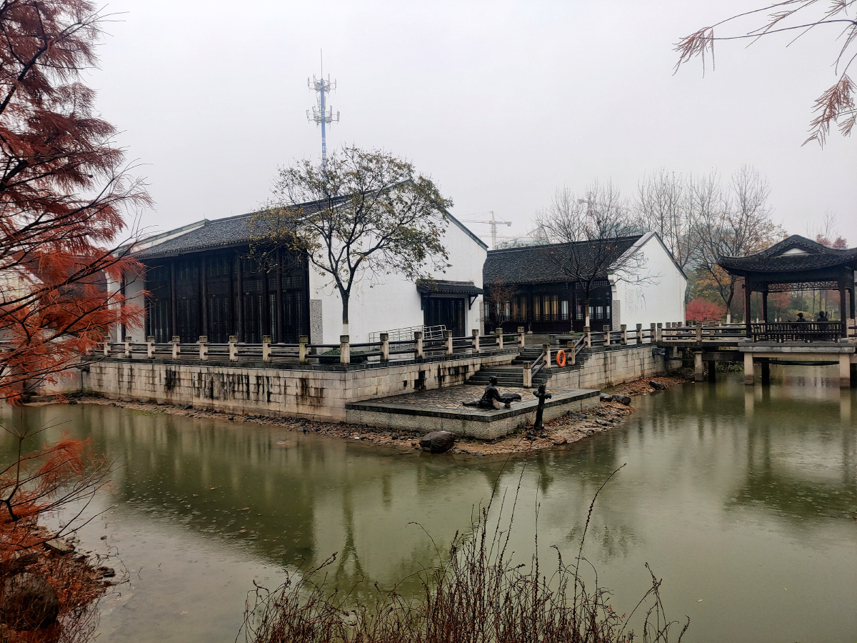 杭州市丁兰街道皋亭山千桃园景区隐约有江南园林的婉约和唯美