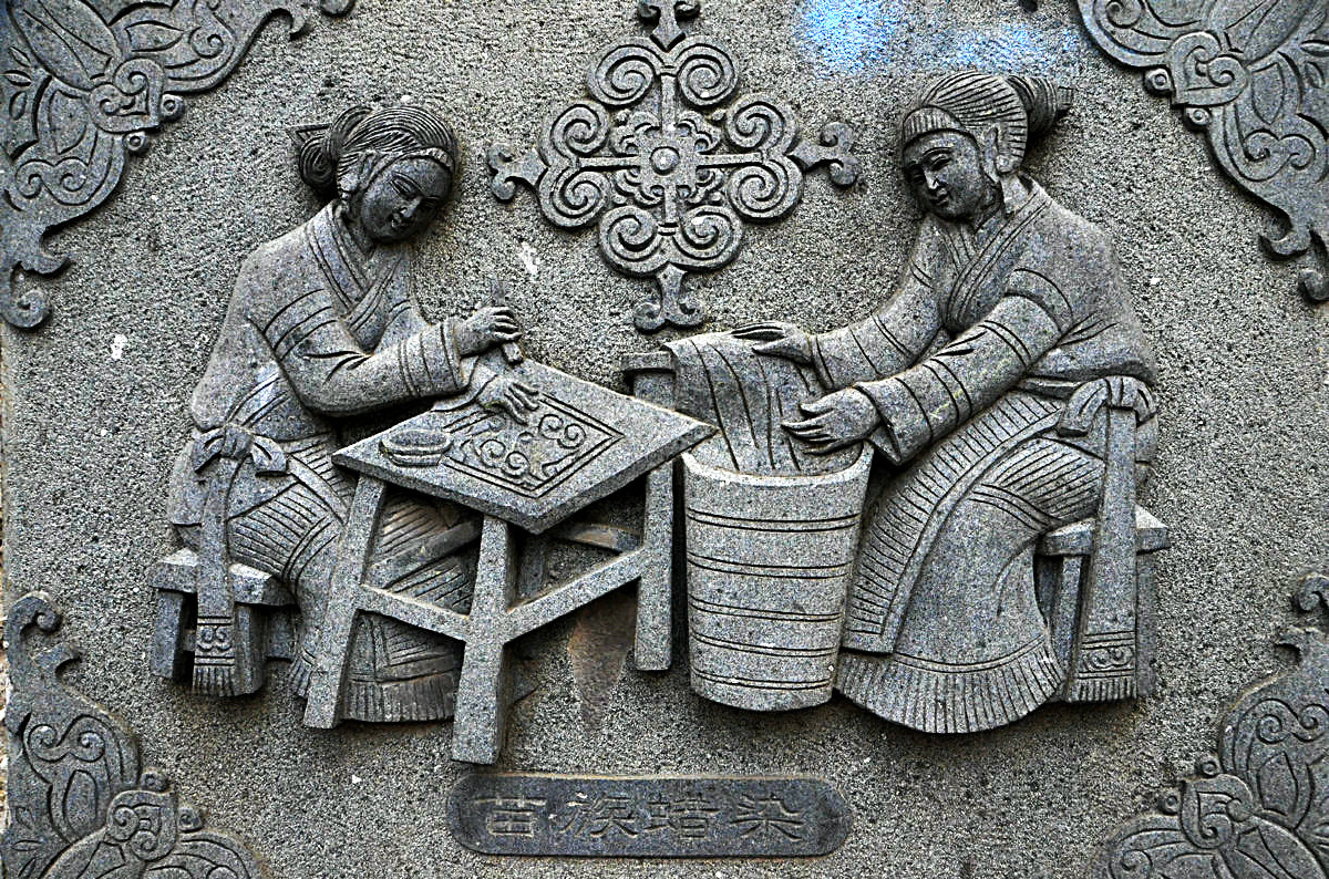 妙趣横生的少数民族人文浮雕