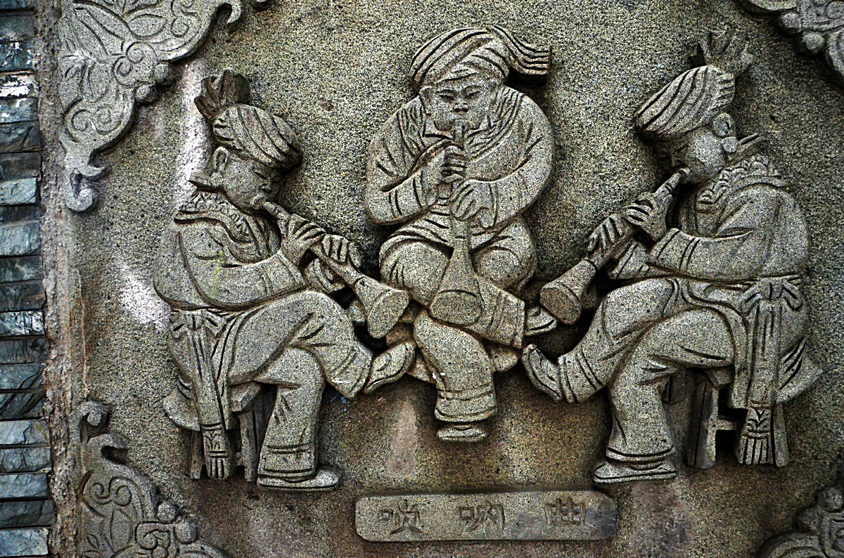 妙趣横生的少数民族人文浮雕