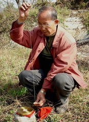 测山量水随人意，收取钱财定乾坤（为风水先生写照）