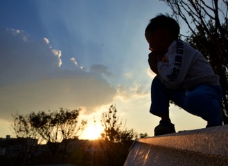 懵懂孩儿看夕阳