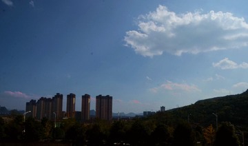 蓝天白云下，林立高楼上
