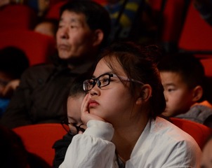 学拍少女像