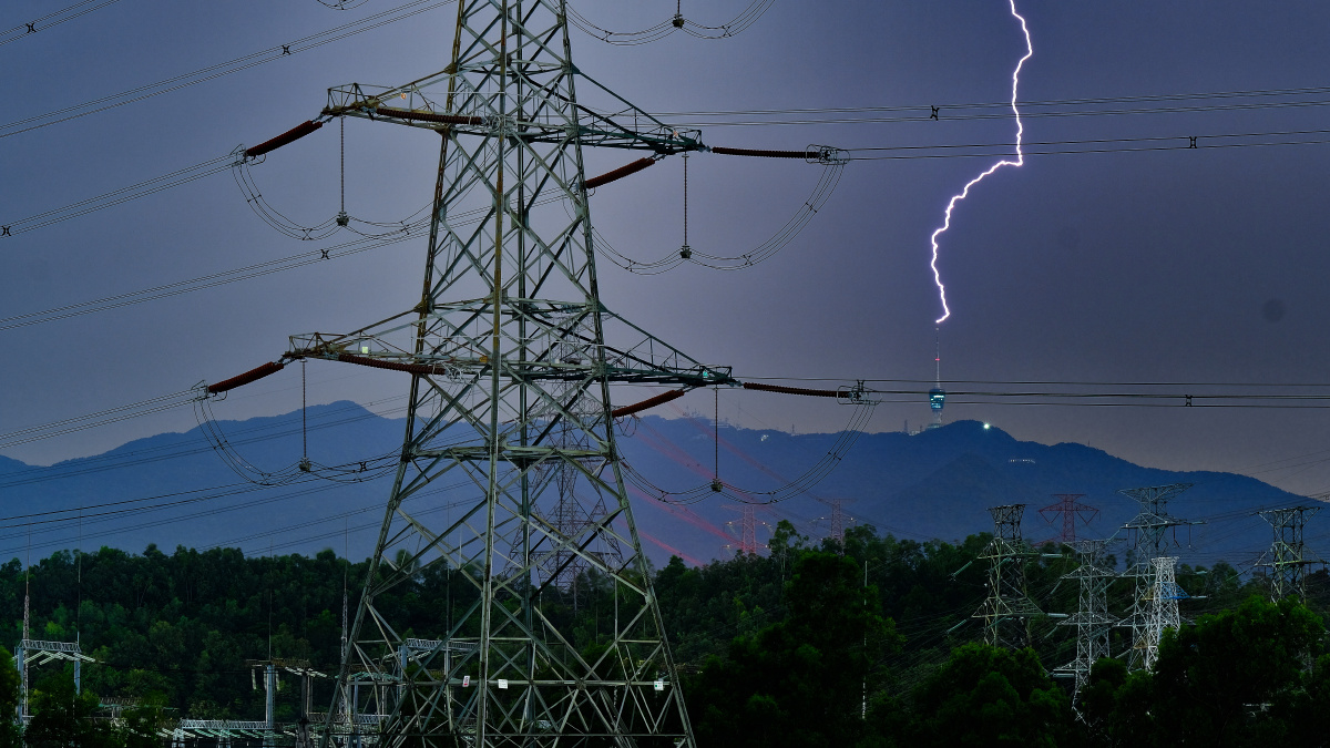 深圳市梧桐山塔雷电击中瞬间