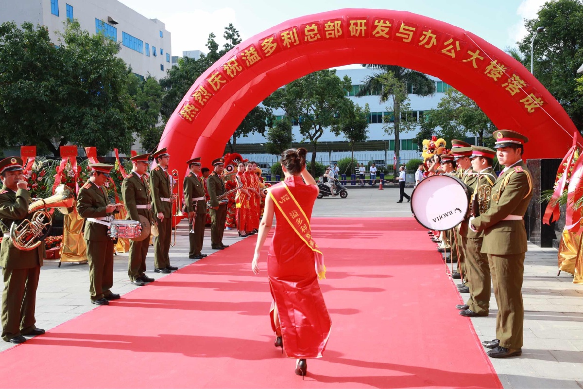 听说贵宾来了,礼仪小姐赶紧出门迎接