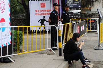 小心第三只手