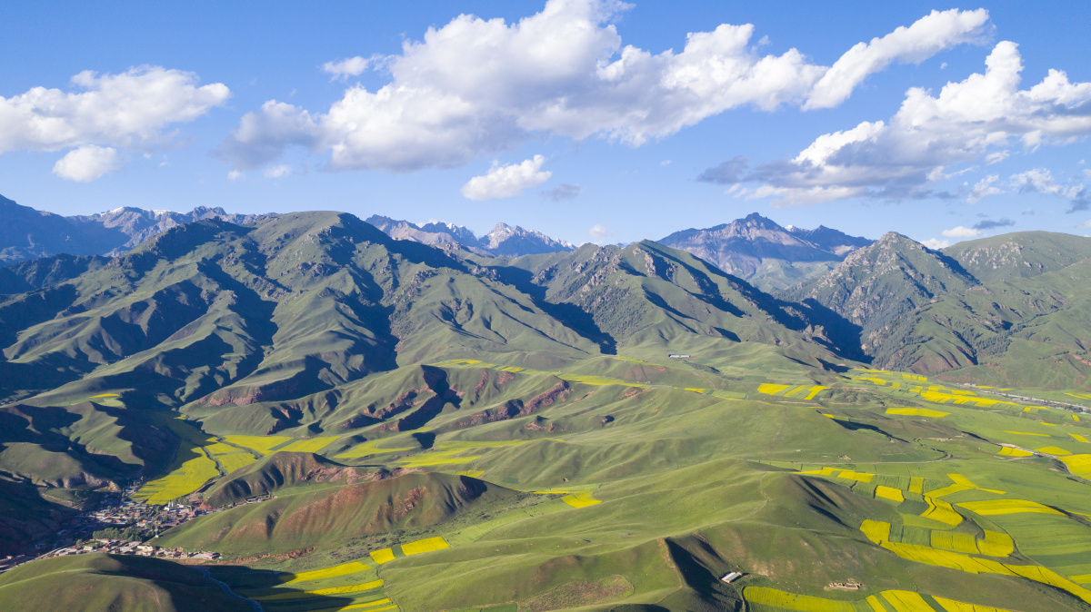 河西走廊祁连山草原令人震撼的辽阔美景