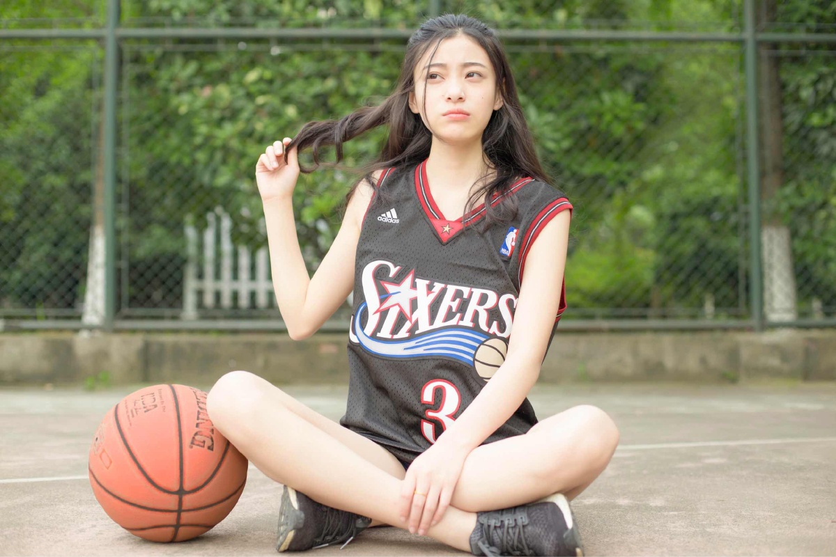穿球衣的篮球少女