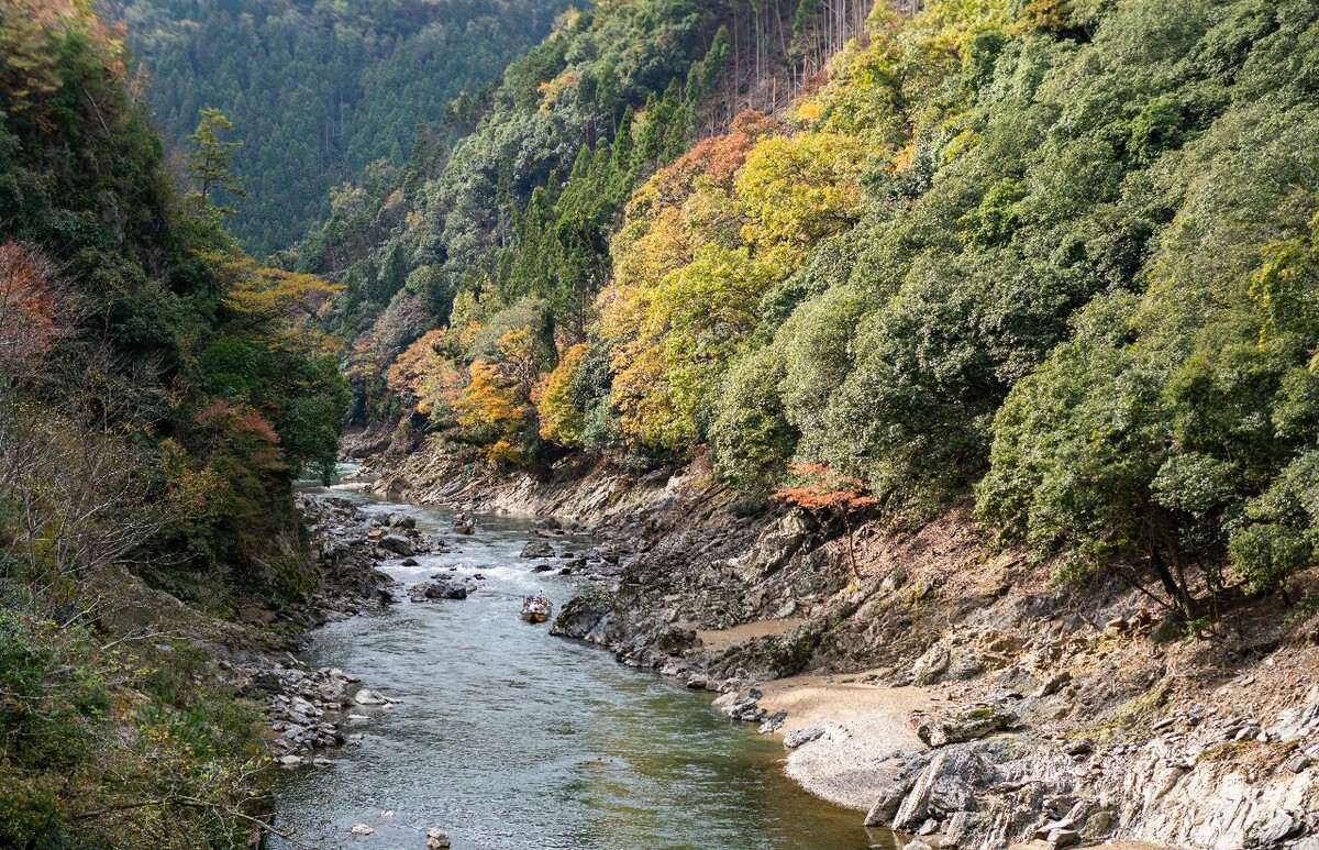 嵯峨岚山的峡谷，可以看到有人在漂流