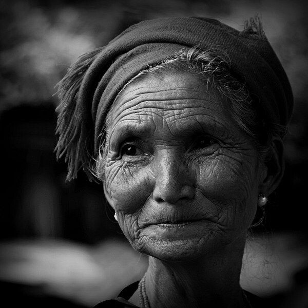 景颇族大娘<br />
云南陇川的一个景颇寨子，一个气度非凡的老大娘。