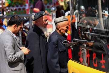 6喀什街头，排队等公交车的人们。.jpg
