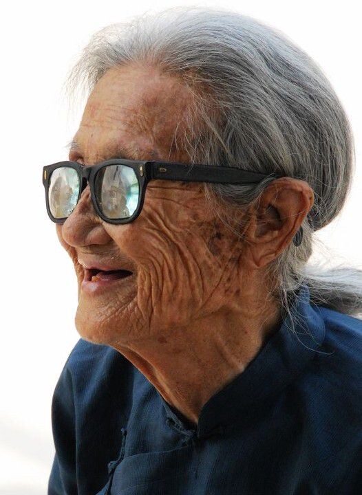老人<br />
一位能读书看报的农村老太太