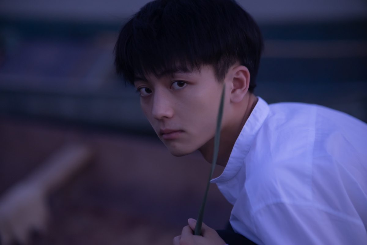 他就站在那里不说话嘴角噙笑眼神清亮世界都亮了