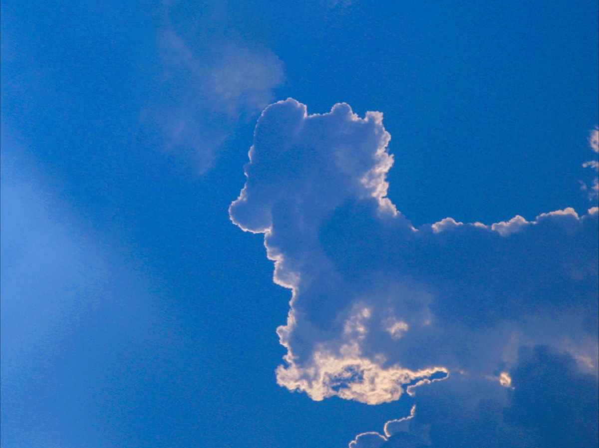 天上那片云像什么