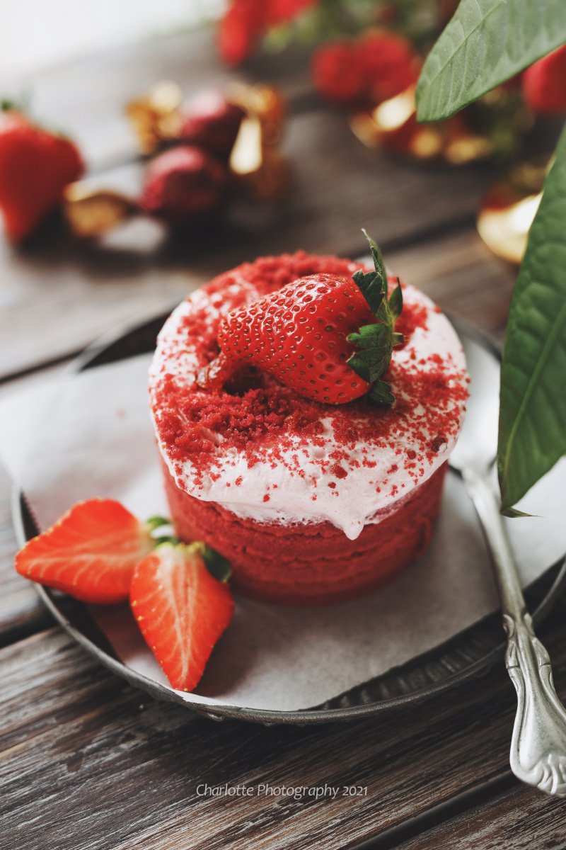 下午茶草莓红丝绒蛋糕