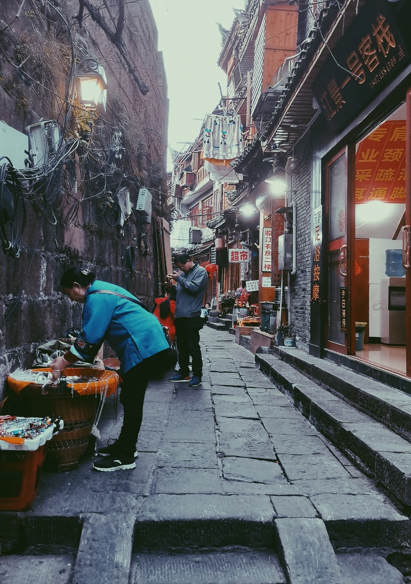 凤凰古城巷口