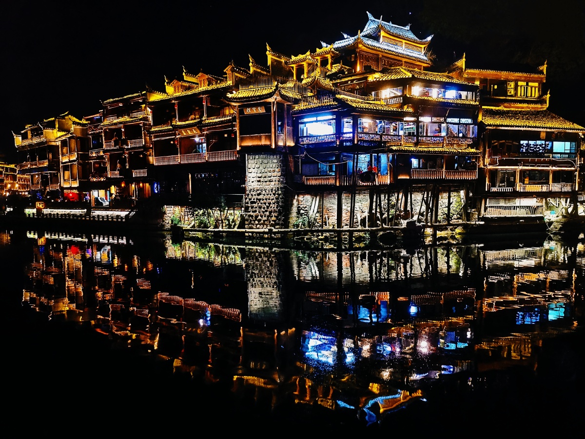 水映相接凤凰吊脚楼夜景