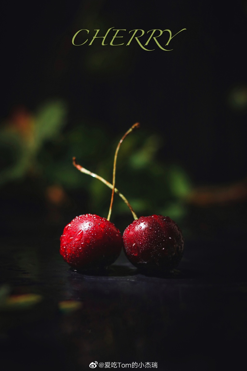 一对樱桃红绿配静物摄影暗调色彩搭配