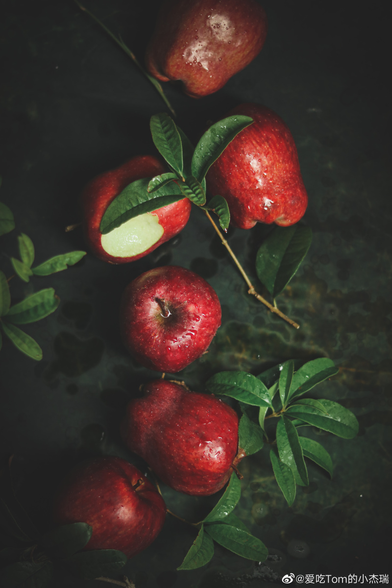 静物摄影红苹果蛇果牵牛果暗调水果美食摄影欧美风色彩搭配红配绿