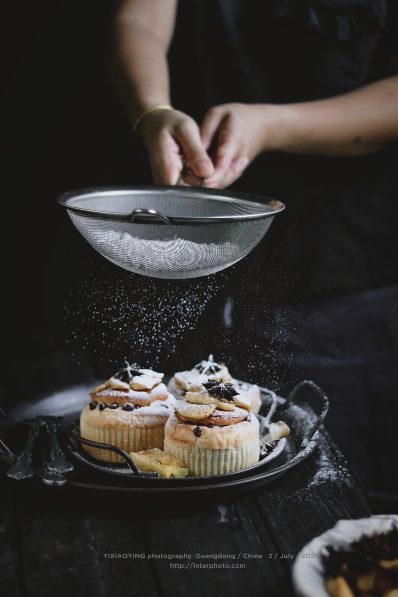 静物摄影暗调ins风高速快门烘焙面包美食摄影苹果甜酱小面包苹果切片