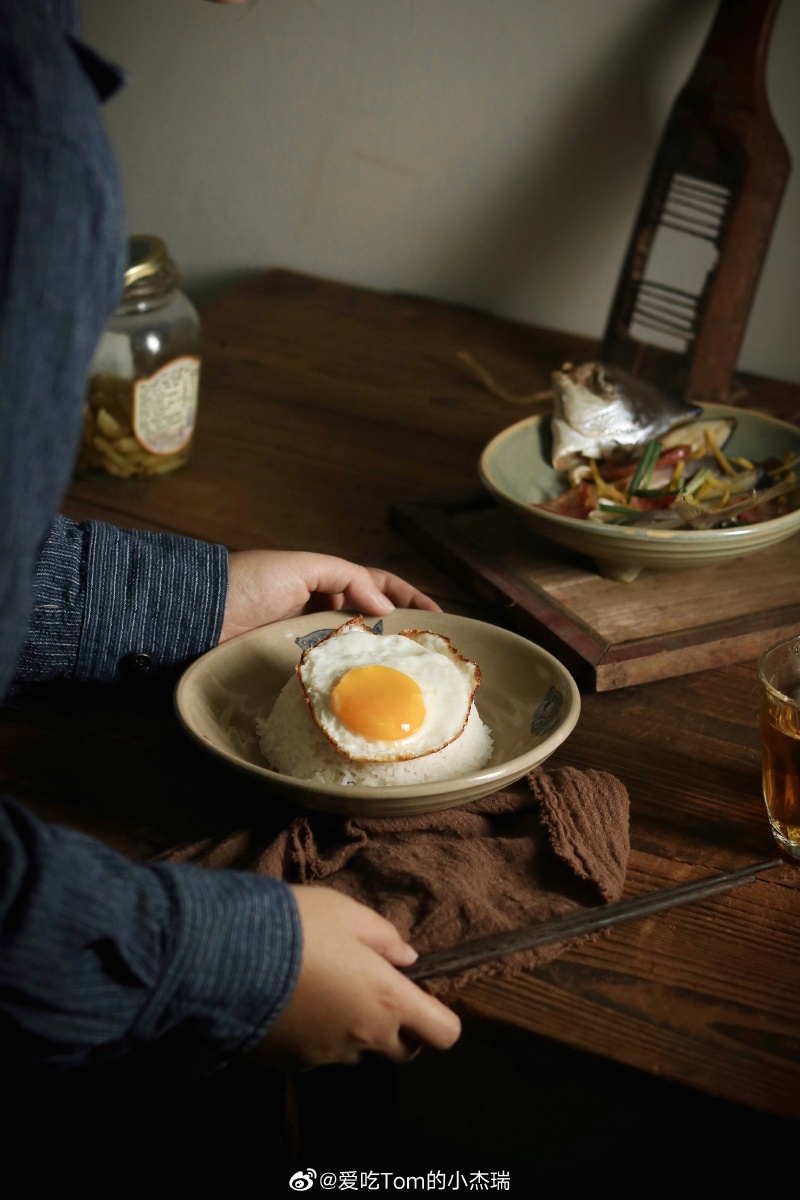 静物摄影暗调日系咸鱼白饭荷包蛋