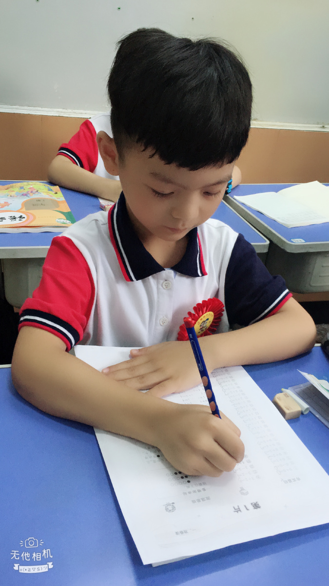 中指在下托起来笔杆斜靠虎口上是笔姿71正确掌握写字姿势才能写好字