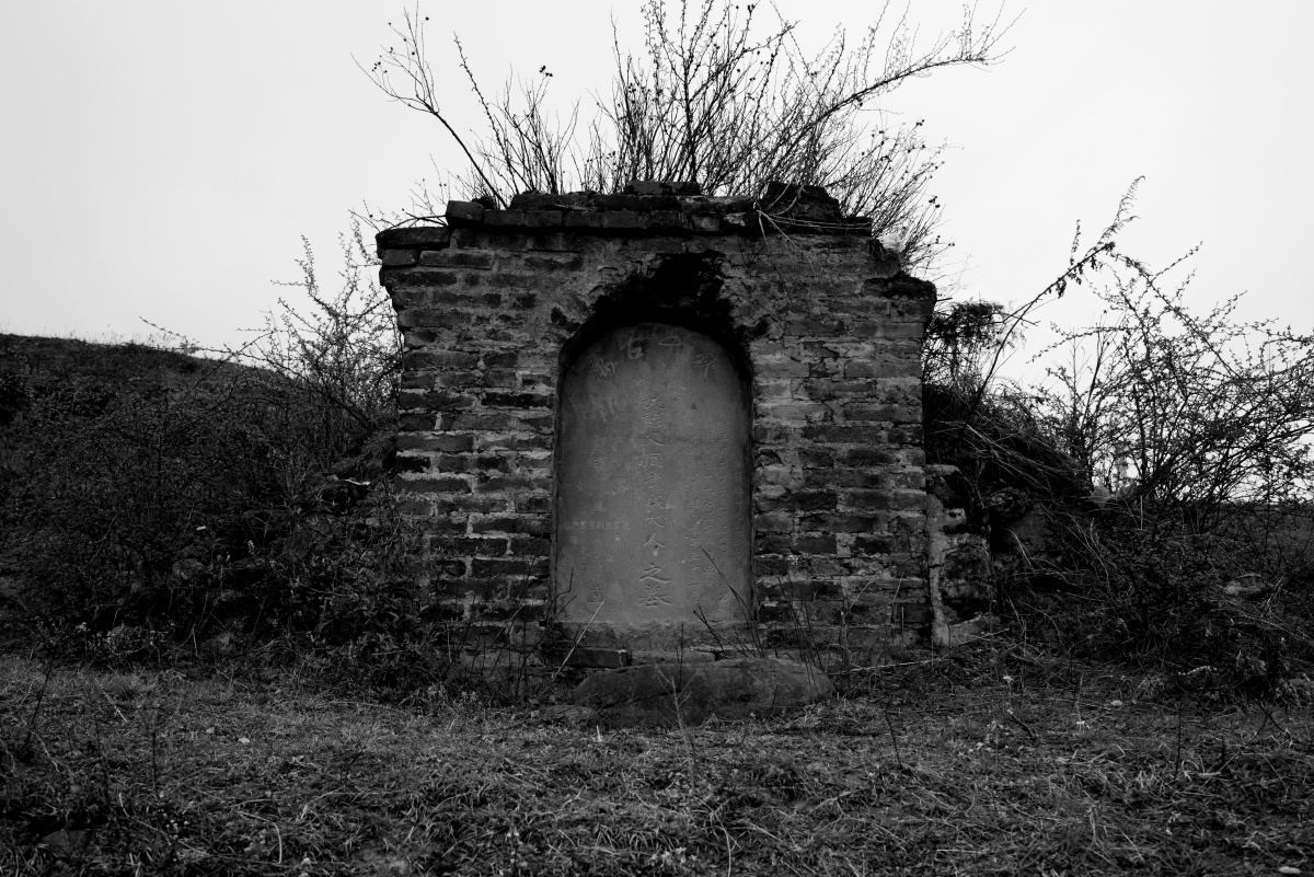 埋葬在布拖县的汉族的坟墓.四且,布拖.2018年4月1日.